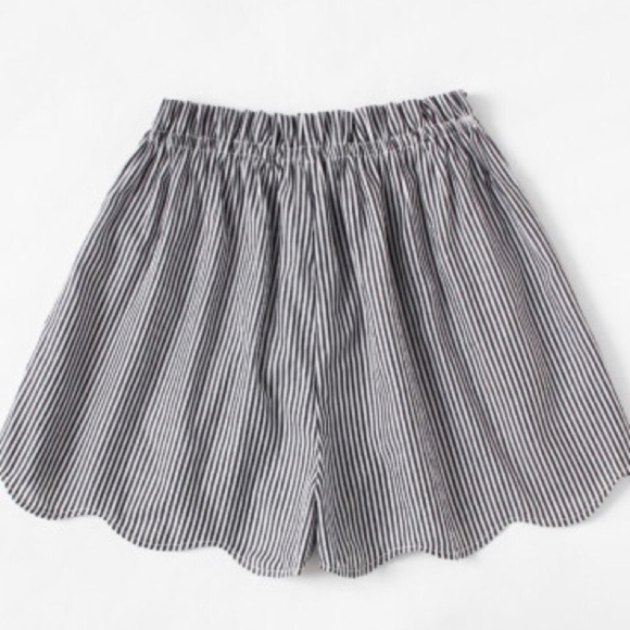 🎉HP🎉 🆕 Black Striped Shorts - Picture 7 of 7